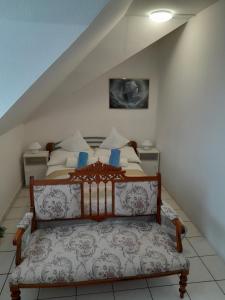 a bedroom with a bed in a attic at Béke Stúdió Apartman in Fonyód