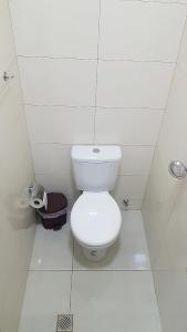 埃斯特城的住宿－España Confort，浴室位于隔间内,设有白色卫生间。