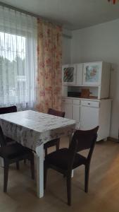 a table and chairs in a room with a kitchen at Domek na wsi 