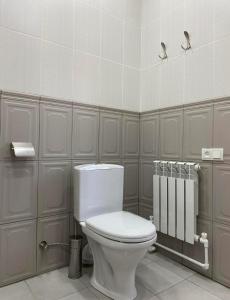 bagno con servizi igienici bianchi in camera di Lidiani Guest House a Gyumri