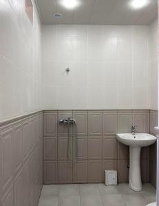 y baño con ducha y lavamanos. en Lidiani Guest House en Gyumri
