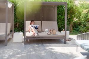 A seating area at Hotel Bahia Pollensa