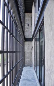 an empty hallway of a building with windows at Loft titanio en excelente ubicación! in San Luis Potosí