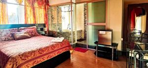 1 dormitorio con 1 cama y baño con lavamanos en HOTEL KEYMAR SPA en Moquegua