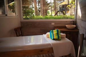 Habitación con mesa, ventana, mesa y sillas. en Sonidos Del Bosque en Mar de las Pampas