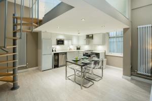 uma cozinha com uma mesa e uma escada em Central, Kensington, 3Beds, Cosy, Parks, Pubs em Londres