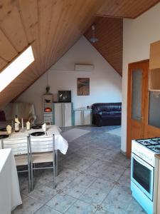 Una cocina o cocineta en Béke Apartman