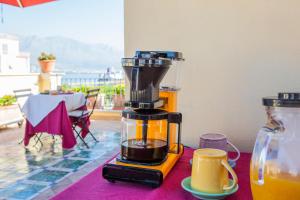 a blender sitting on top of a table with a drink at Quartuccio - Albergo Diffuso - Gaeta in Gaeta