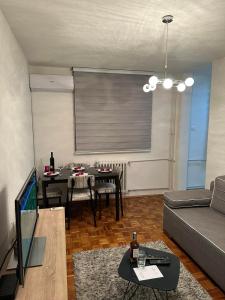 多博伊Apartman Tamara的带沙发和桌子的客厅
