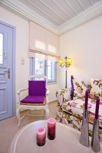 ein Wohnzimmer mit lilafarbenen Möbeln und einem Sofa in der Unterkunft Aegean Diamonds Boutique Villas in Loutráki