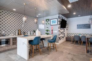 Η κουζίνα ή μικρή κουζίνα στο Sunnyvale 2BR w AC Parking Pool nr Apple SFO-662