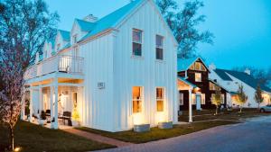 a white house with a blue roof at Inn Santa Clara in Santa Clara