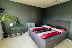 um quarto com uma cama com uma parede verde em Monikas Home - Gemütliche 3-Zimmer-Wohnung im Herzen von Böblingen em Böblingen