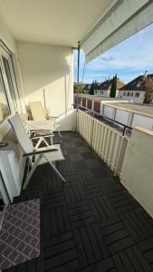 a balcony with a table and chairs on a building at Monikas Home - Gemütliche 3-Zimmer-Wohnung im Herzen von Böblingen in Böblingen