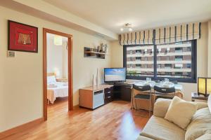 Televízia a/alebo spoločenská miestnosť v ubytovaní Metropolitan Apartment