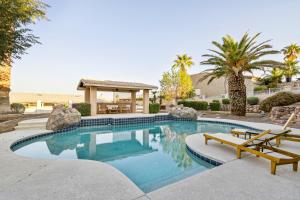 - une piscine avec 2 chaises et un kiosque dans l'établissement Zen Desert Oasis with Lake View, 1 Mi to Beach!, à Lake Havasu City