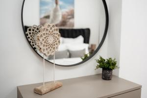 uno specchio su un tavolo di fronte a un soggiorno di Pandora's Apartments a Suceava
