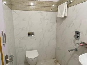 ハイデラバードにあるHOTEL PLAZA ROOMSのバスルーム(トイレ、洗面台付)