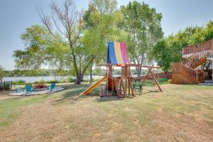 un parque infantil con una silla y un columpio en Rockwall Lake Home with Large Yard and Playground!, en Rockwall