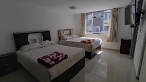 Habitación de hotel con 2 camas y ventana en Departamento amplio y bonito en Arequipa en Arequipa