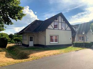 a white house with a black roof at Charmantes Ferienhaus an der Mosel in Ediger-Eller