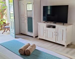 TV a/nebo společenská místnost v ubytování Kandalama Lodge