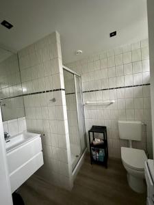 y baño con aseo, bañera y lavamanos. en Bungalow kleine Deichperle, Strand und Deich in unmittelbarer Nähe!, en Lemmer