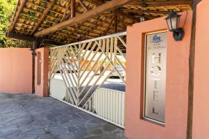 um edifício cor-de-rosa com uma placa na lateral. em Pousada Costa Doce em Rio Grande
