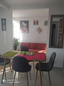 Et opholdsområde på Apartamento en Santa Marta con internet piscina