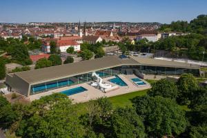 eine Luftansicht eines Hauses mit Pool in der Unterkunft 3 Zimmerwohnung in Würzburg nähe Uniklinik, free parking in Würzburg
