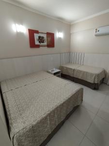 una habitación de hotel con 2 camas en una habitación en Caldas Novas - 2024 - diRoma Spazzio acesso ao Vulcão - com Piscina do hotel 24 horas en Caldas Novas