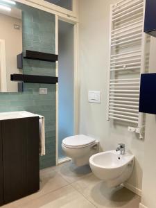 bagno con servizi igienici e lavandino di Dimora Castelmaraldo a Modena