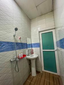 y baño con lavabo y ducha. en Mars cozy apartment en Dar es Salaam