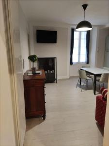 ein Wohnzimmer mit einem Tisch und einem Esszimmer in der Unterkunft Appartamento Le Rondini A in Intra