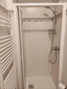 eine Dusche mit Glastür im Bad in der Unterkunft Appartamento Le Rondini A in Intra
