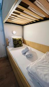 アンティーブにあるPort Vauban - 5pers - terrasse - parkingの小さな部屋の白い大型ベッド1台