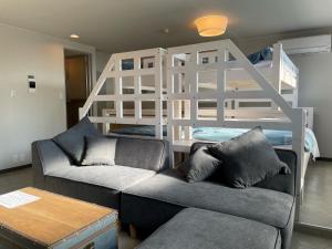 uma sala de estar com dois sofás e um beliche em InnCocoSumu？ - Vacation STAY 04627v em Kirishima