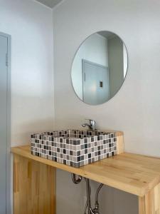 een badkamer met een wastafel en een spiegel bij InnCocoSumu？ - Vacation STAY 04627v in Kirishima