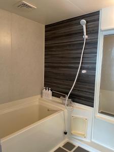 een badkamer met een bad en een raam bij InnCocoSumu？ - Vacation STAY 04627v in Kirishima