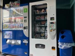 un distributore automatico in blu e bianco accanto a un refrigeratore di InnCocoSumu？ - Vacation STAY 09843v a Kirishima