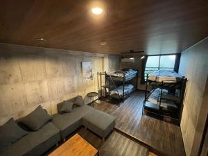 sala de estar con sofá y literas en InnCocoSumu？ - Vacation STAY 03969v, en Kirishima