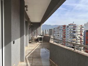 uma varanda com vista para a cidade em View Apartment em Kashari