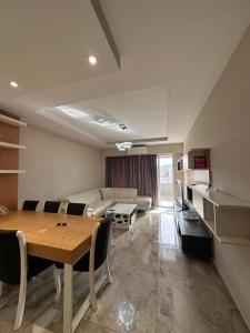 uma sala de estar com uma mesa e um sofá em View Apartment em Kashari