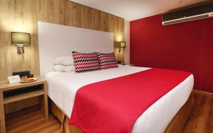 Ein Bett oder Betten in einem Zimmer der Unterkunft Ramada by Wyndham Panama Via Argentina