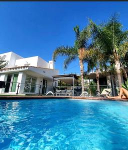 a woman laying in a swimming pool in front of a house at Las vegas in Benicàssim