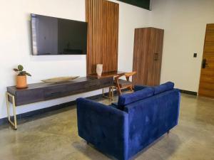 sala de estar con 2 sillas azules y mesa en Loft plata en excelente ubicación en San Luis Potosí