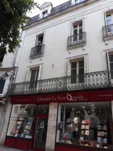 ソミュールにあるTrès grande maison de ville au coeur de Saumurの窓外見男