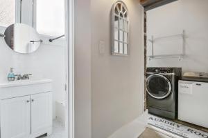 - une buanderie avec un lave-linge et un sèche-linge dans l'établissement Spacious Downtown New Orleans Vacation Rental, à La Nouvelle-Orléans