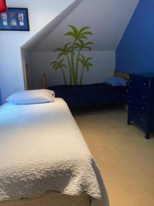 um quarto com 2 camas e uma parede azul em Waterfront Home on Bantam Lake with Private Beach em Morris