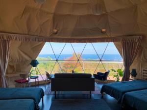伊東的住宿－Izu coco dome tent Ⅾ - Vacation STAY 90004v，客房设有两张床和大窗户。